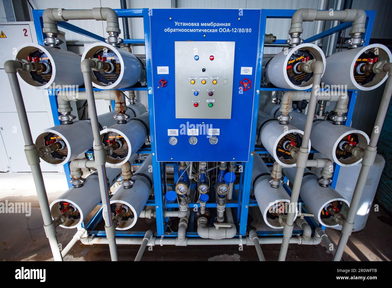 Province d'Aktobe, Kazakhstan - 05 mai 2012 : système de filtration et de purification de l'eau par osmose pour l'approvisionnement en gaz à effet de serre. Panneau de commande et filtres Banque D'Images