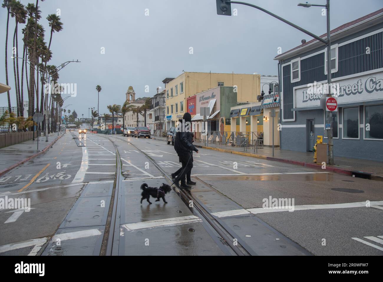 Promenade de Santa Cruz et autour de la journée après la tempête de la bombe, les rues grises et vides, la destruction et les marées hautes. Banque D'Images
