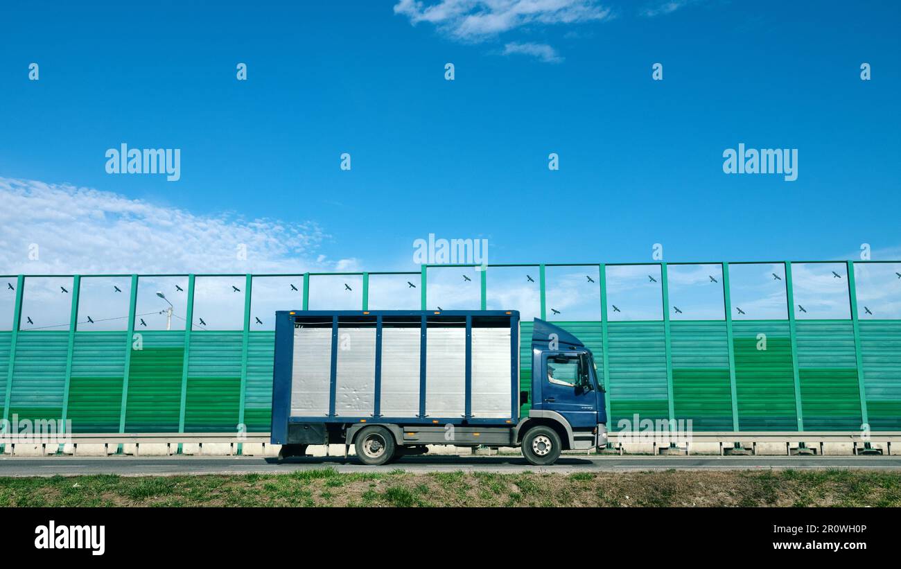 Minsk Mazowiecki, Pologne - 15 octobre 2019: L'autoroute est clôturée avec une clôture spéciale du bruit, de la poussière et des animaux. Banque D'Images