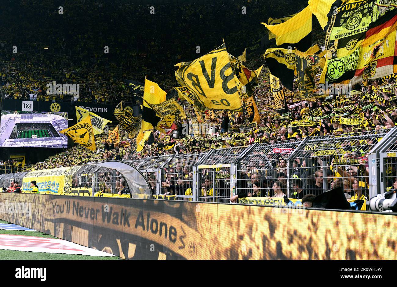 Bundesliga, signal Iduna Park Dortmund: Borussia Dortmund vs VfL Wolfsburg; fans de BVB dans le Südkurve stand 'You'll Never Walk alone' Banque D'Images