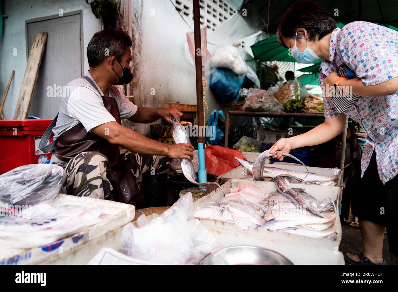 Bangkok, Thaïlande. 10th mai 2023. Un vendeur de poisson effectue une transaction au marché Phra Khanong à Bangkok, en Thaïlande, sur 10 mai 2023. La Thaïlande tiendra ses élections générales sur le 14 mai 2023. Credit: Matt Hunt/Neato/Alay Live News Banque D'Images