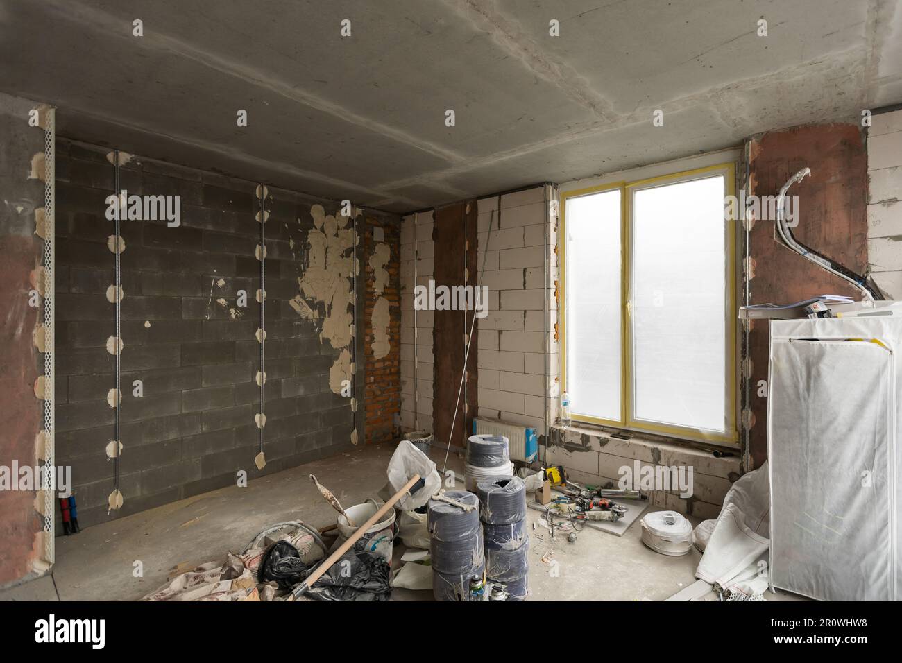 outils pour la réparation d'appartements, les murs de l'appartement sont en construction, remodelage, rénovation, extension, restauration et reconstruction. Banque D'Images