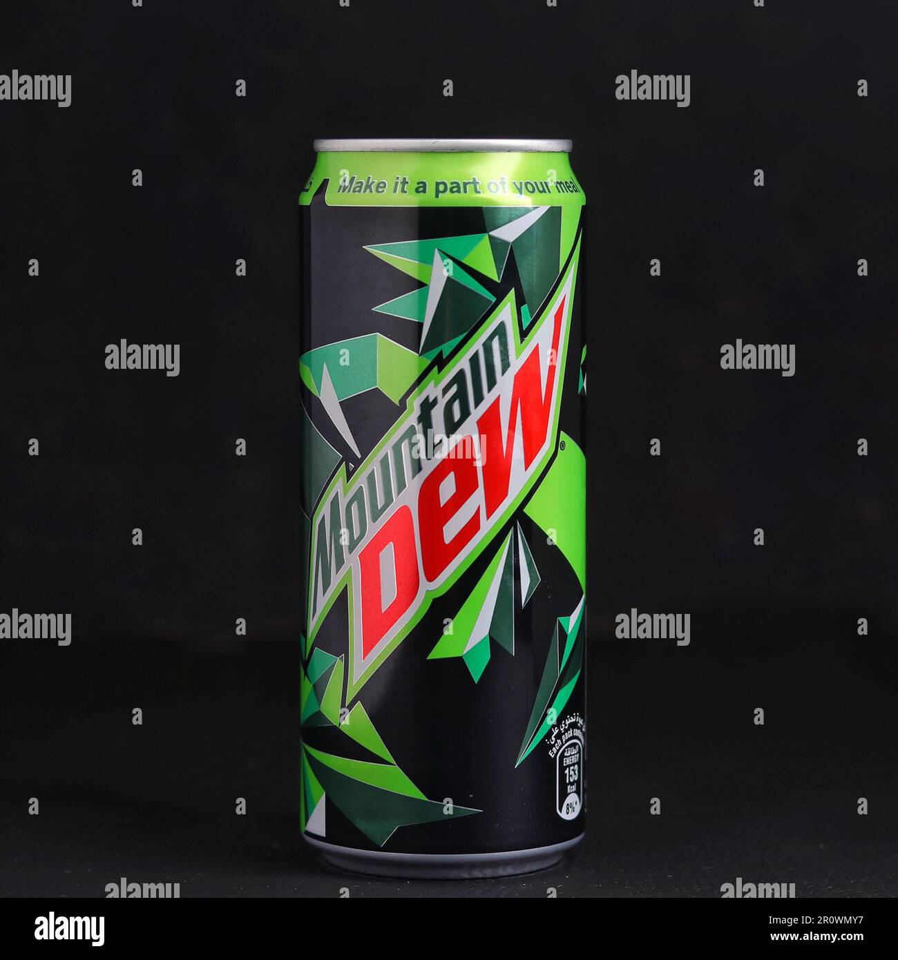 Oman, Muscat - 10 mai 2023: Douve de montagne CLASSIQUE dans un aluminium peut isolé arrière-plan noir. MTN Dew est une boisson gazeuse rafraîchissante populaire Banque D'Images