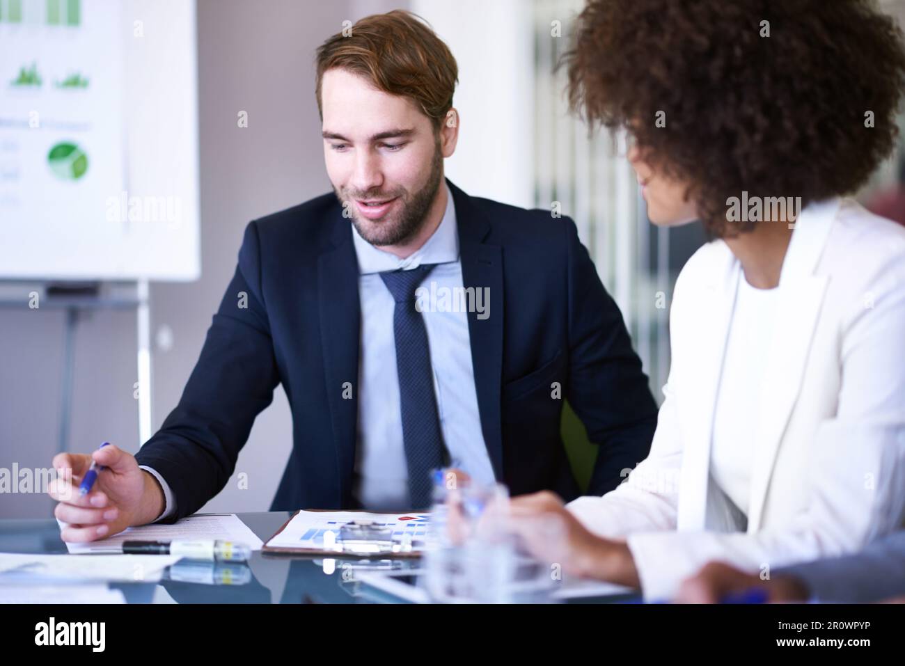 Faire fonctionner leur partenariat. deux associés travaillent ensemble. Banque D'Images