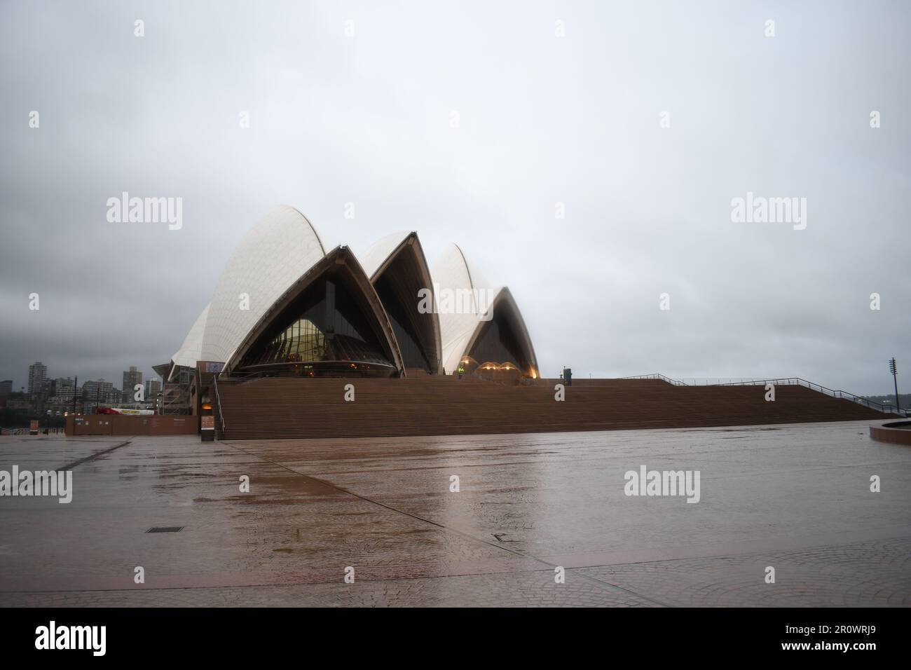 Le meilleur opéra de Sydney par jour de pluie à COVID-19 sans personne ni visiteur le rend différent. Opéra de Sydney par temps nuageux et pluvieux. Banque D'Images