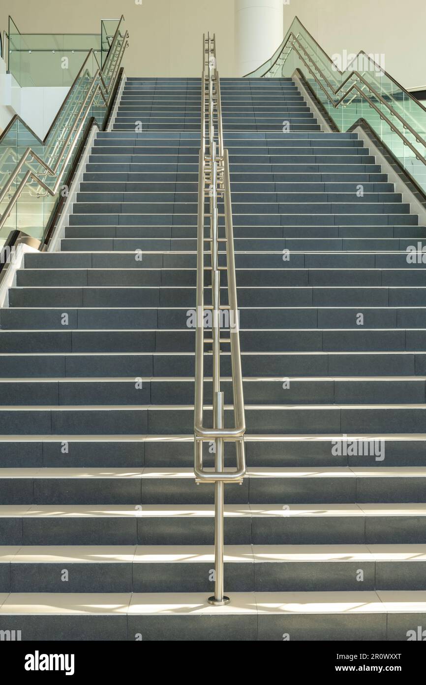 Escalier moderne menant à l'étage immeuble de bureaux - photo de stock Banque D'Images