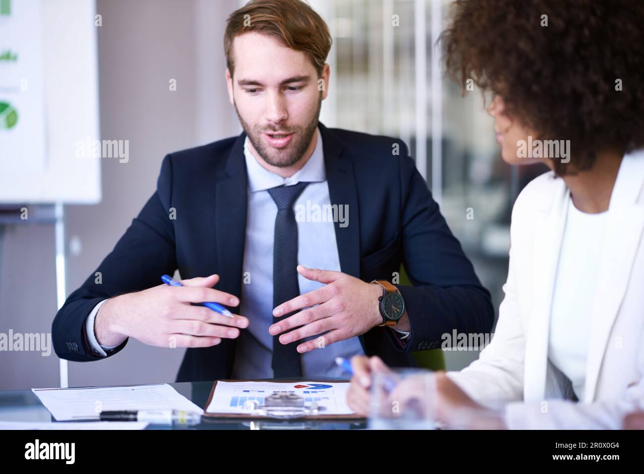 Faire fonctionner leur partenariat. deux associés travaillent ensemble. Banque D'Images