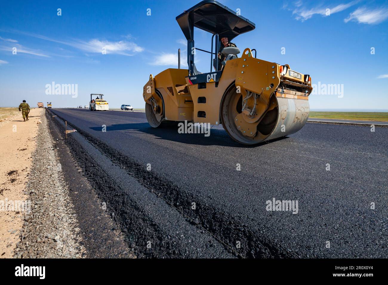 Province de Kyzylorda, Kazakhstan, 29 avril 2012 : construction de l'autoroute Europe occidentale-Chine occidentale. Le compacteur tandem vibrant Caterpillar aplatit l'asphalte Banque D'Images