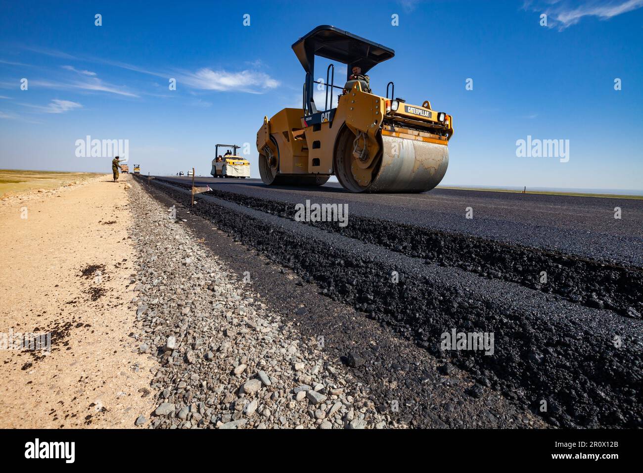 Province de Kyzylorda, Kazakhstan, 29 avril 2012 : construction de l'autoroute Europe occidentale-Chine occidentale. Couches de route. Attache aplatie du compacteur tandem vibrant Caterpillar Banque D'Images