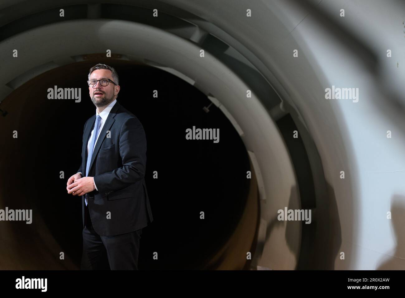 Dresde, Allemagne. 10th mai 2023. Martin Dulig (SPD), ministre des Affaires économiques de Saxe, est dans la soufflerie de l'Institut de technologie aérospatiale de tu Dresden dans le cadre de sa journée thématique intitulée 'Industrie de l'Aviation'. Dulig visite aujourd'hui six entreprises et instituts de ce secteur à Dresde et se fait une idée de leur force d'innovation. Crédit : Robert Michael/dpa/Alay Live News Banque D'Images