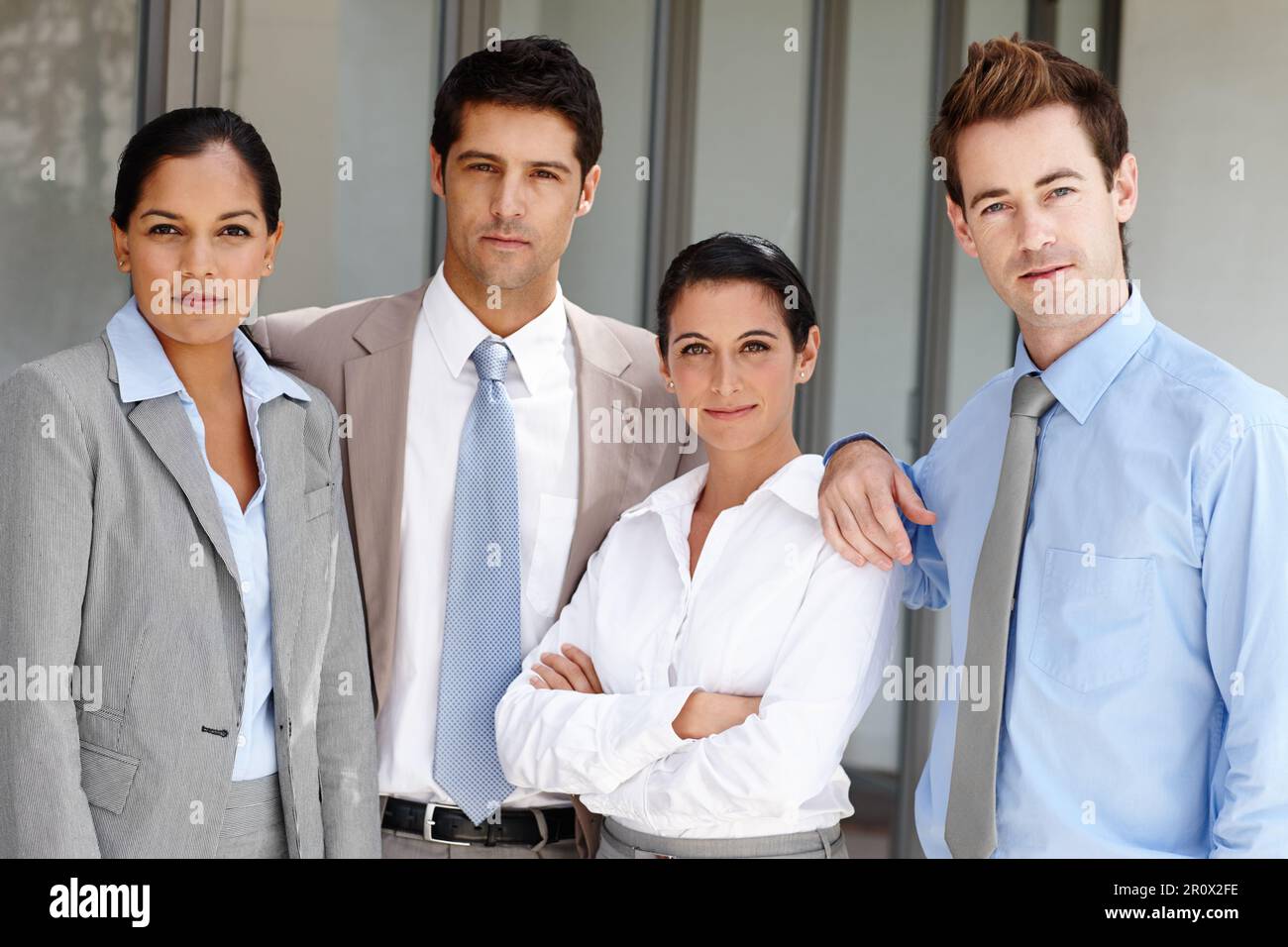 Quatre personnes d'affaires déterminées. Quatre hommes d'affaires confiants réunis. Banque D'Images