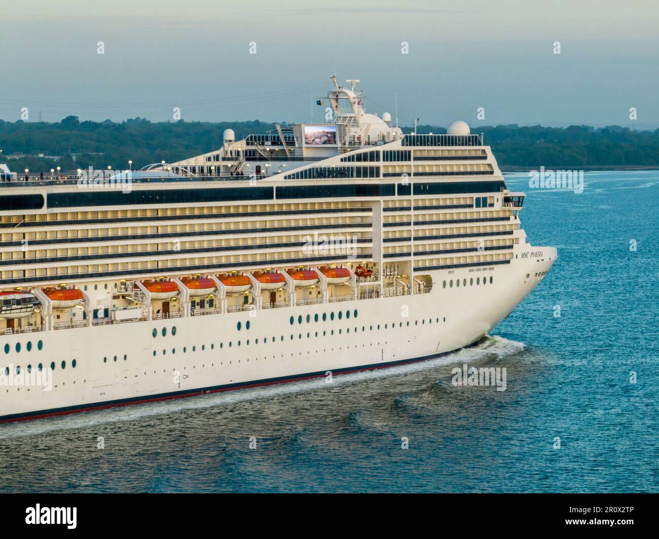 Vue aérienne du navire de croisière MSC Poesia détenu et exploité par MSC Cruises. Elle est une sœur du MSC Musica, de l'Orchestre MSC et du MSC Magnifica. Banque D'Images