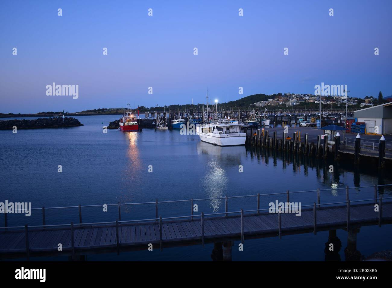 Coffs port marina dans la première lumière de la journée de brise-lames quand il n'est pas crowdy, idéal pour un papier peint de marina Banque D'Images