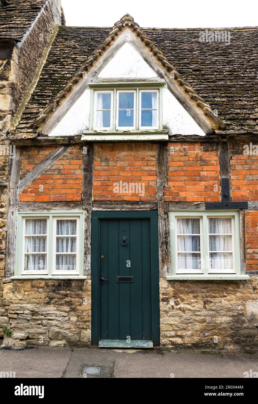 Un cottage traditionnel dans le village de Lacock, Wiltshire, Angleterre Banque D'Images