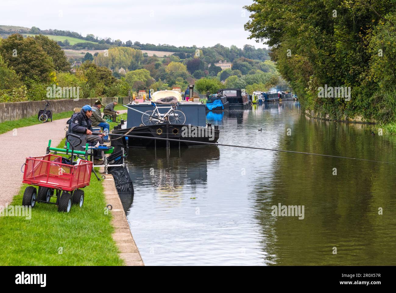 Pêcheurs sur le canal Kennet et Avon, près de Bath, Somerset, Angleterre Banque D'Images