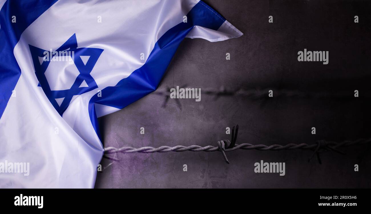 Journée de commémoration de l'Holocauste. Yom HaShoah. Drapeau officiel d'Israël sur fond gris en composition avec fil barbelé. Memorial Day pour le peuple juif. Banque D'Images