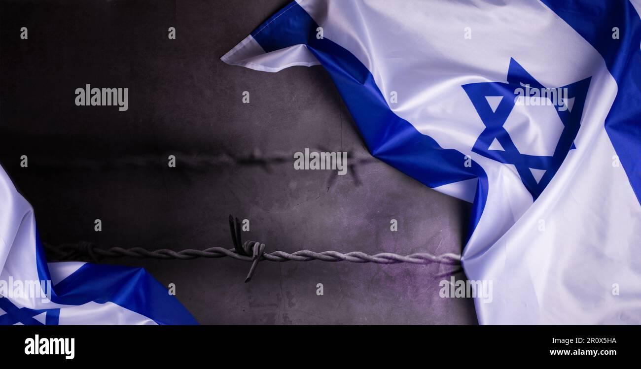 Journée de commémoration de l'Holocauste. Yom HaShoah. Drapeau officiel d'Israël sur fond gris en composition avec fil barbelé. Memorial Day pour le peuple juif. Banque D'Images