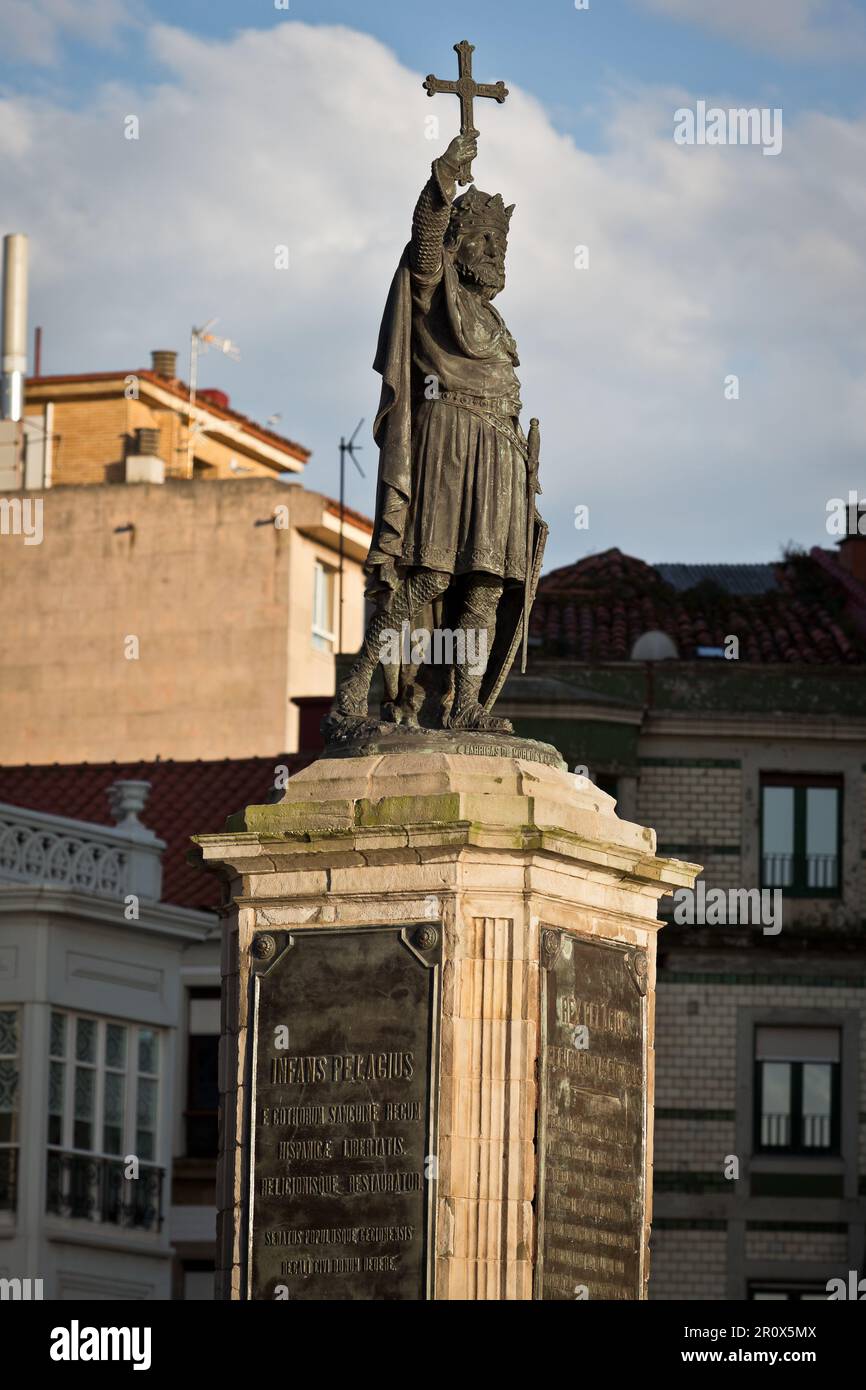 Gijon, Asturies, Espagne. Le Monument du Don Pelayo à Gijón est une sculpture de l'artiste espagnol José María López Rodríguez inauguré en 1891 Banque D'Images