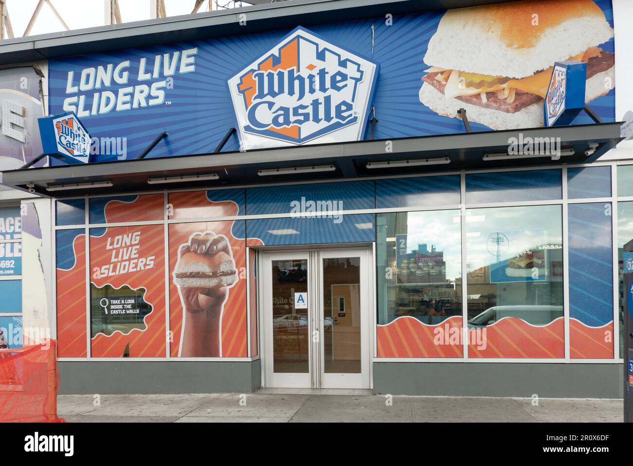 L'extérieur d'un grand Hamburger Whhite Castle sur Stillwell Avenue à un pâté de maisons de la promenade de Coney Island, Brooklyn, New York. Banque D'Images