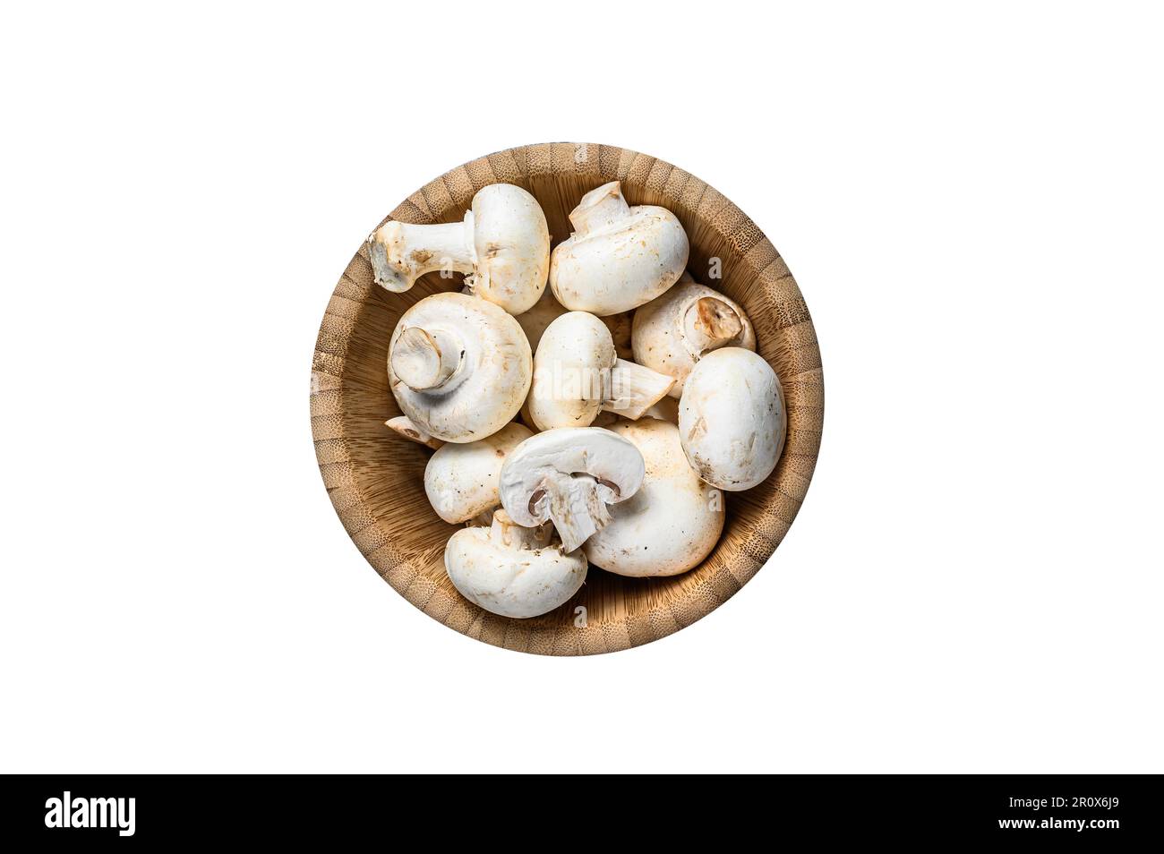 Champignons blancs crus dans un bol en bambou. Isolé sur fond blanc Banque D'Images