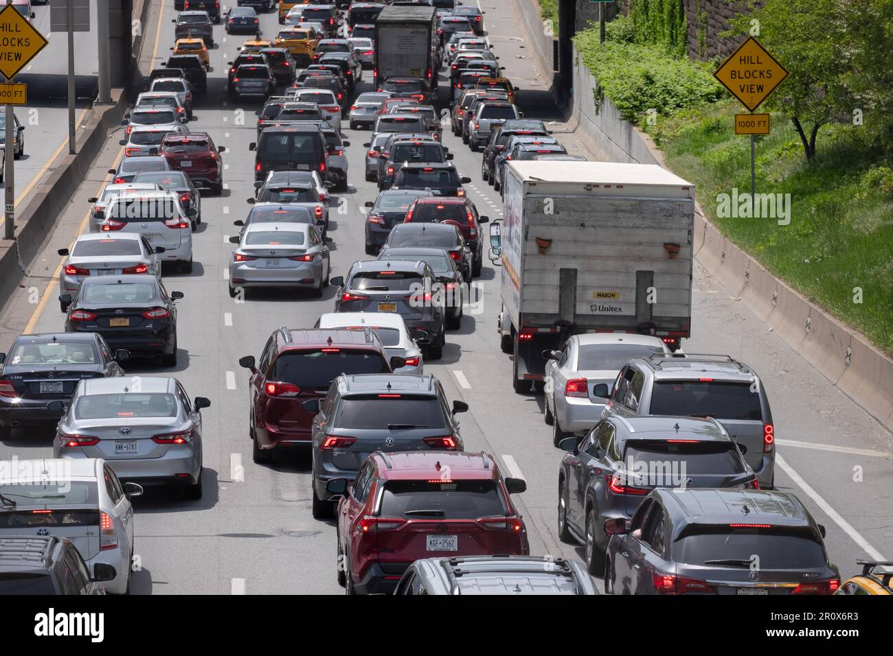 Un bourrage de circulation entre pare-chocs et pare-chocs sur la Brooklyn Queens Expressway en direction de l'ouest le dimanche matin. À Williamsburg, Brooklyn, New York. Banque D'Images