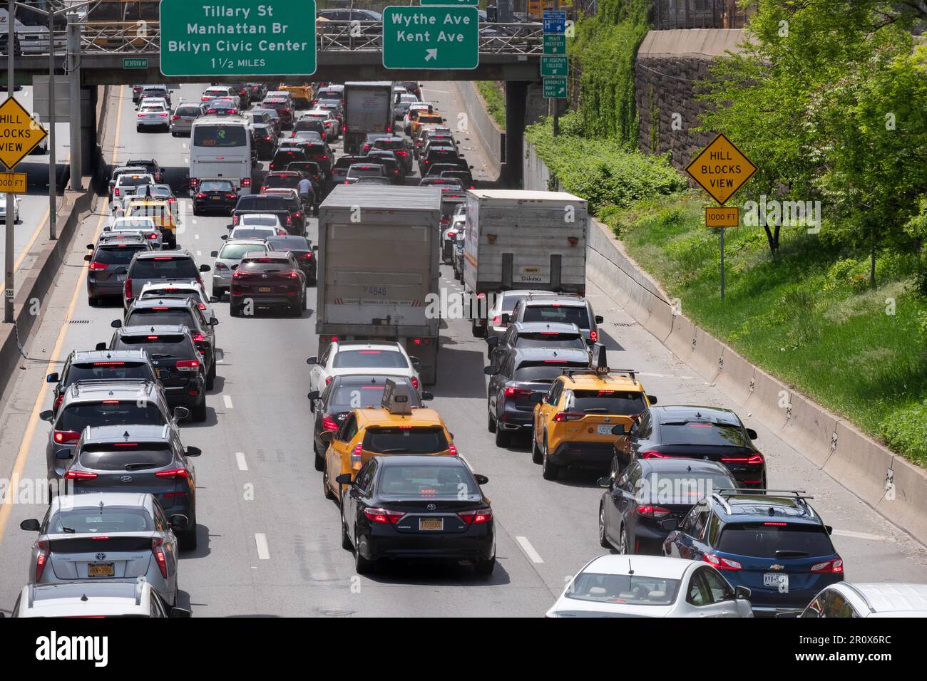 Un bourrage de circulation entre pare-chocs et pare-chocs sur la Brooklyn Queens Expressway en direction de l'ouest le dimanche matin. À Williamsburg, Brooklyn, New York. Banque D'Images