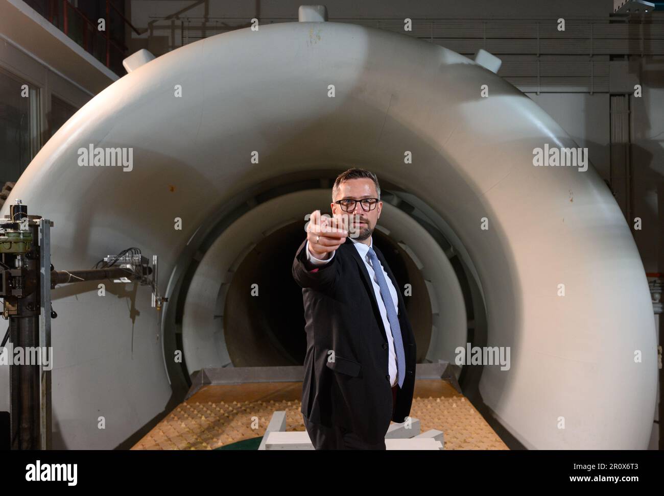 Dpatop - PRODUCTION - 10 mai 2023, Saxe, Dresde: Martin Dulig (SPD), ministre de l'économie de Saxe, est dans le tunnel aérodynamique de l'Institut de technologie aérospatiale de Dresde tu dans le cadre de sa journée thématique intitulée "Industrie de l'aviation". Dulig visite aujourd'hui six entreprises et instituts de ce secteur à Dresde et se fait une idée de leur force d'innovation. Photo: Robert Michael/dpa Banque D'Images