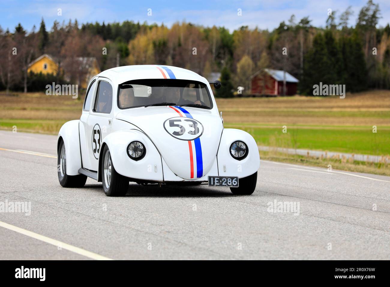 Herbie The Love Bug Volkswagen Beetle, 1965 ans, Volkswagen Type 1, conduite le long de l'autoroute 110 lors d'un événement de croisière de mai. Salo, Finlande. 1 mai 2023. Banque D'Images