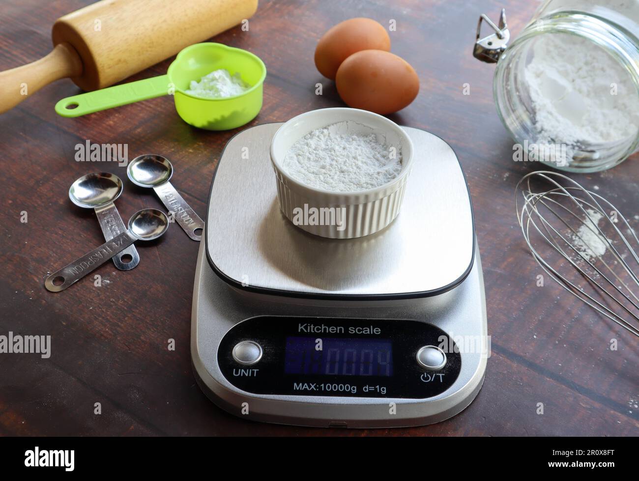 Balance numérique de cuisine avec farine sur le dessus - préparation pour la pâtisserie concept Banque D'Images