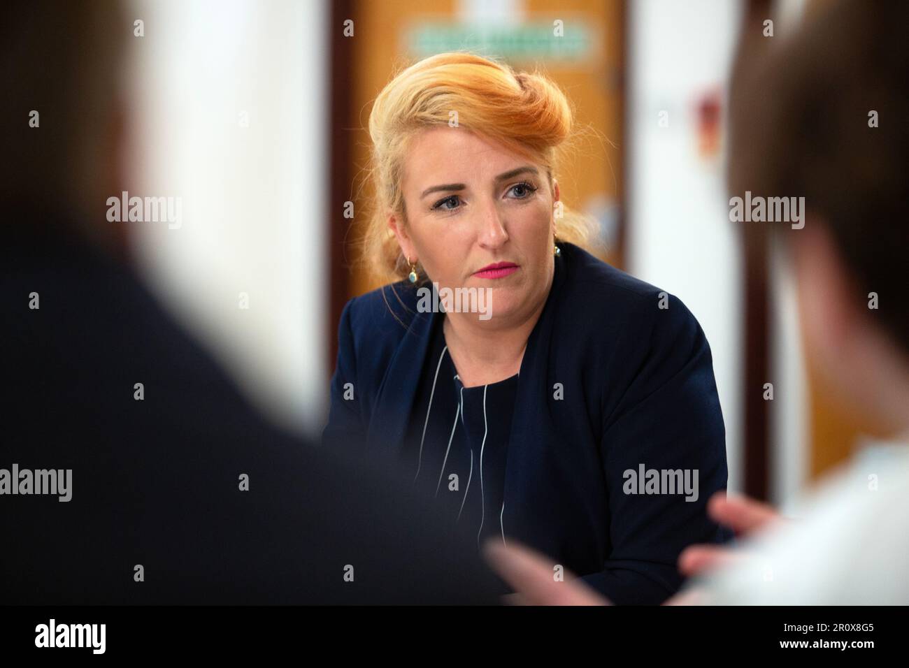 Louise Haigh, députée travailliste, lors d'une réunion sur les problèmes de transport local avec les résidents locaux qui ont souffert de bris d'autobus et de la baisse des services à Th Banque D'Images