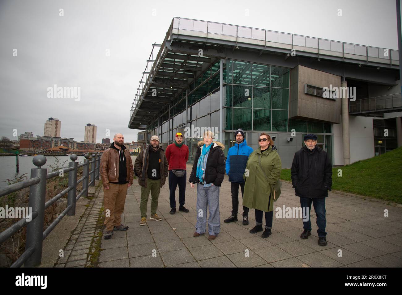 JO Howell (au centre) photographié à l'extérieur du Centre national du verre avec d'autres partisans de sauver le Centre national du verre à St Peter's à Sunderla Banque D'Images