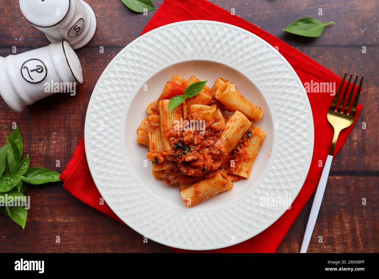 Le restaurant rigigatoni Pasta sert de la cuisine italienne traditionnelle et offre une vue imprenable sur une table en bois Banque D'Images