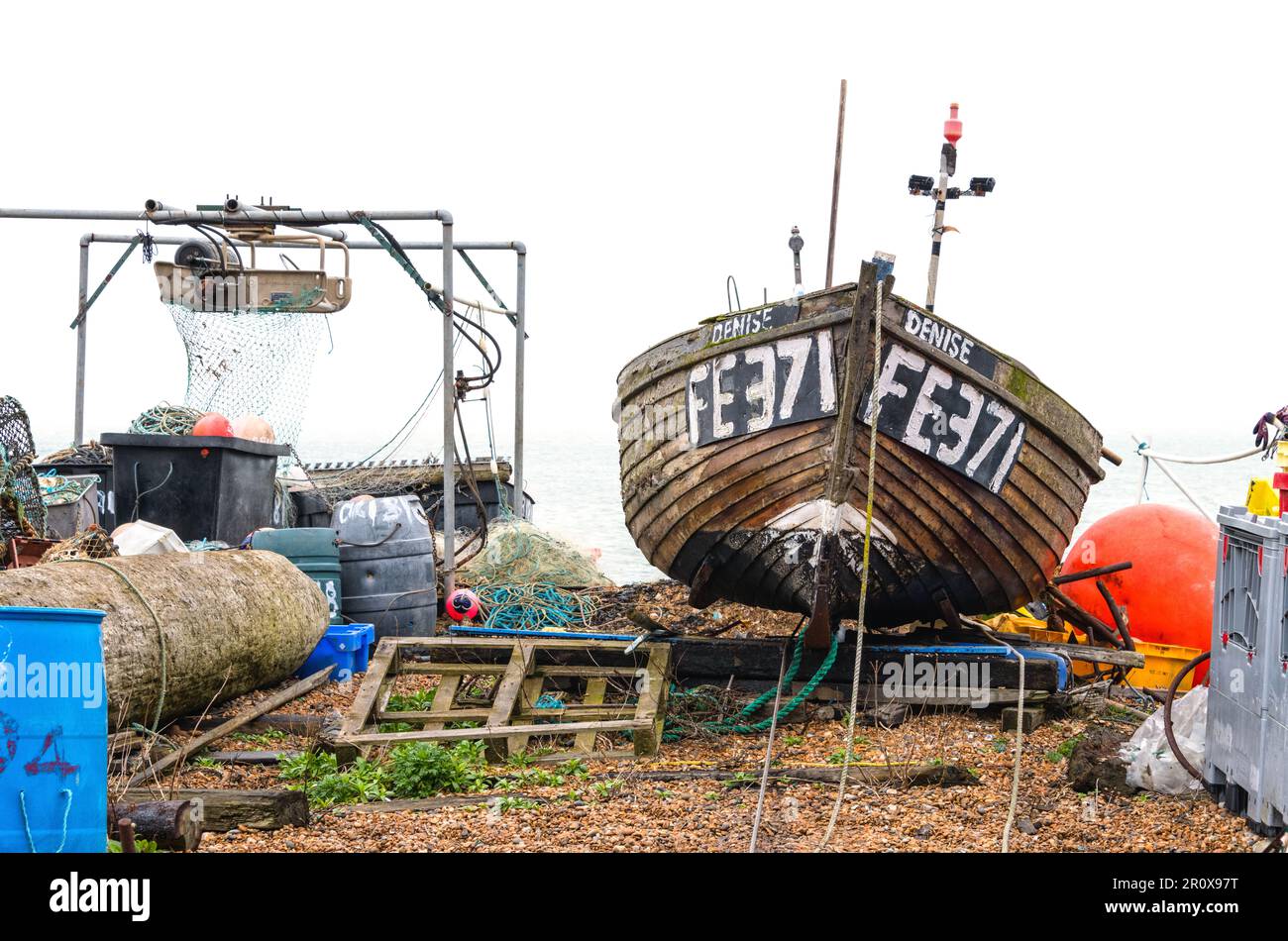 Vieux bateau de pêche sur une plage de galets à Walmer, près de Deal, Kent, Angleterre Banque D'Images