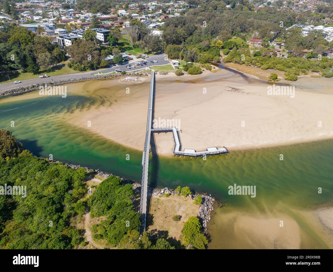 Vue aérienne d'un pont et d'une jetée sur une rivière côtière à South West Rocks en Nouvelle-Galles du Sud, en Australie Banque D'Images