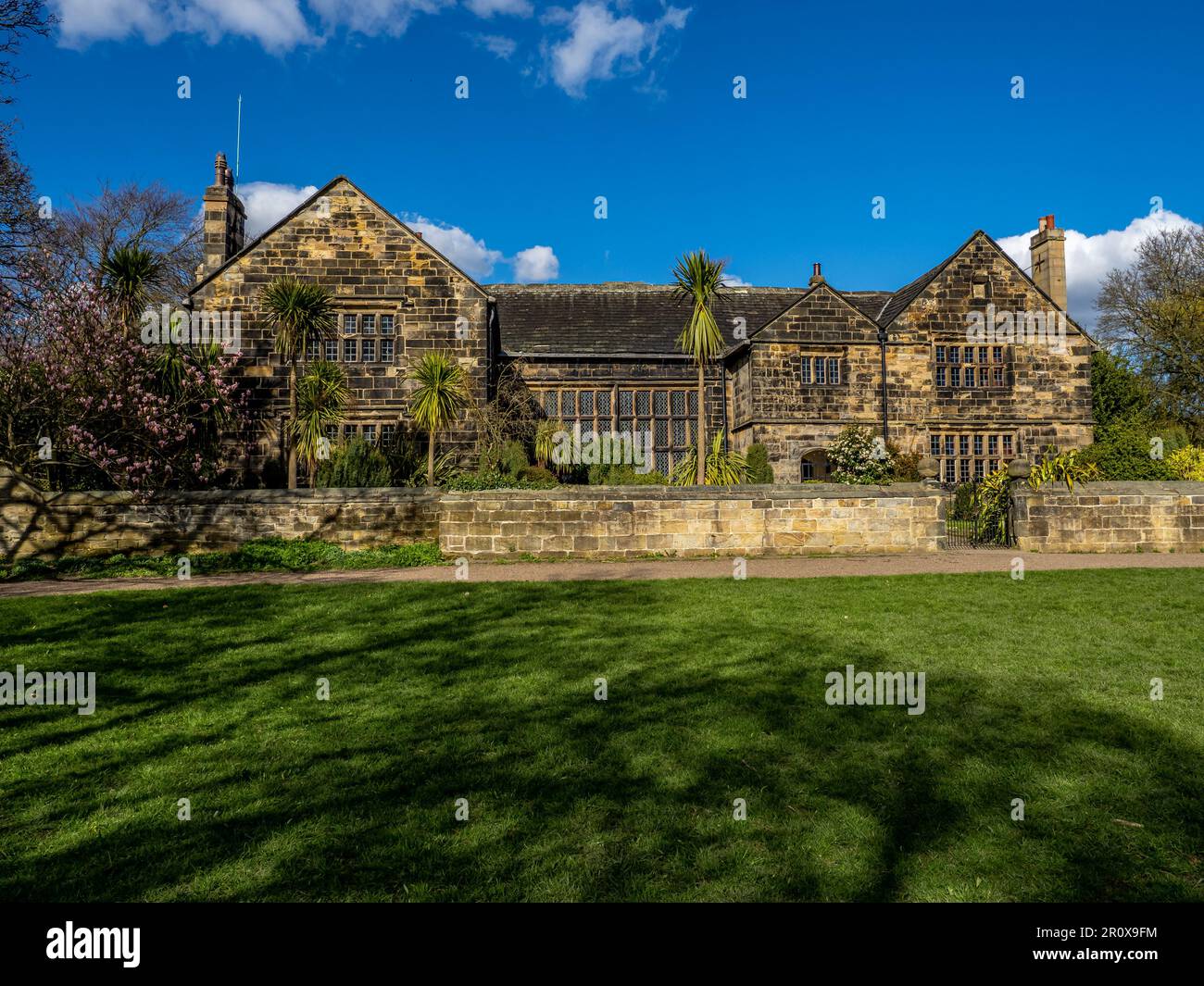 Oakwell Hall un manoir élisabéthain situé à Oakwell Country Park Birstall au sud de Leeds, vu au soleil de printemps. Banque D'Images