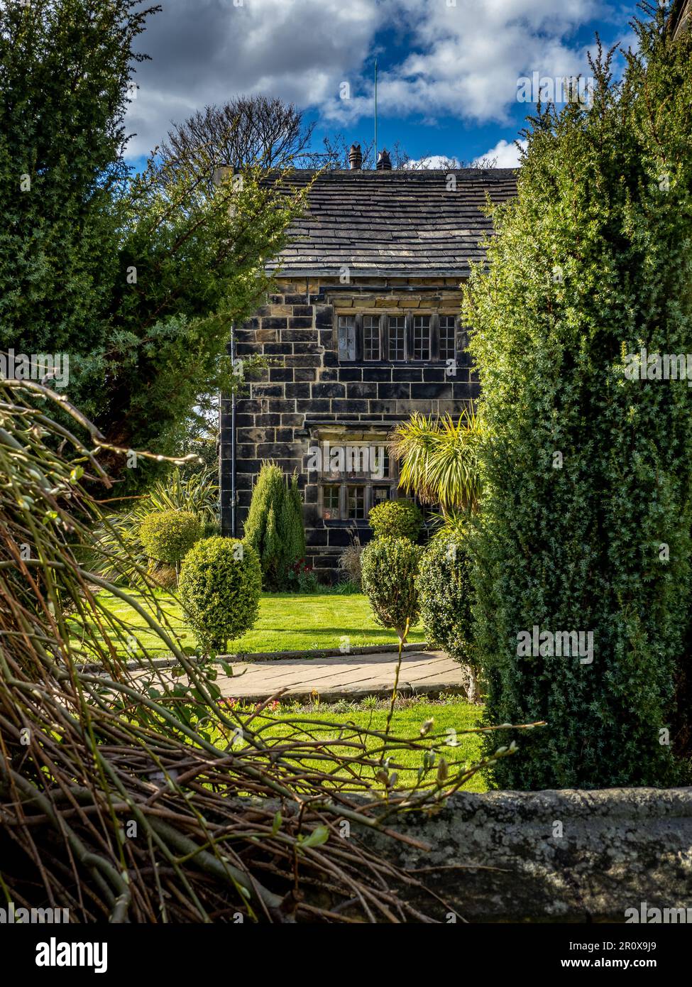 Oakwell Hall un manoir élisabéthain situé à Oakwell Country Park Birstall au sud de Leeds, vu au soleil de printemps. Banque D'Images