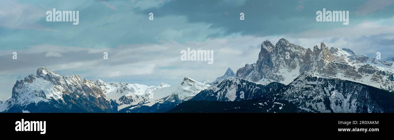 Beau panorama de montagne d'hiver. Voir à partir de la corne de Rittner (Italie). Banque D'Images