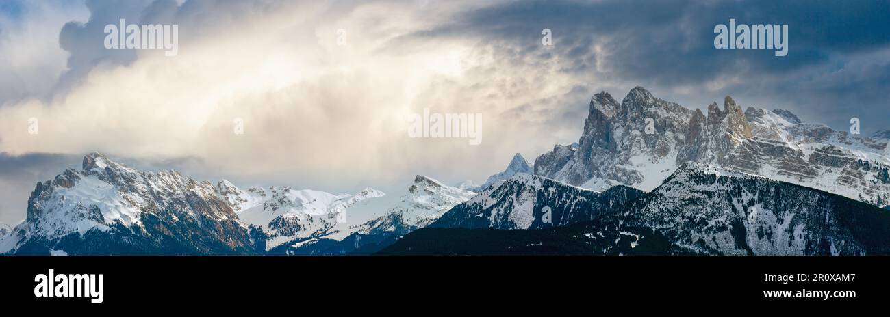 Beau panorama de montagne d'hiver. Voir à partir de la corne de Rittner (Italie). Banque D'Images