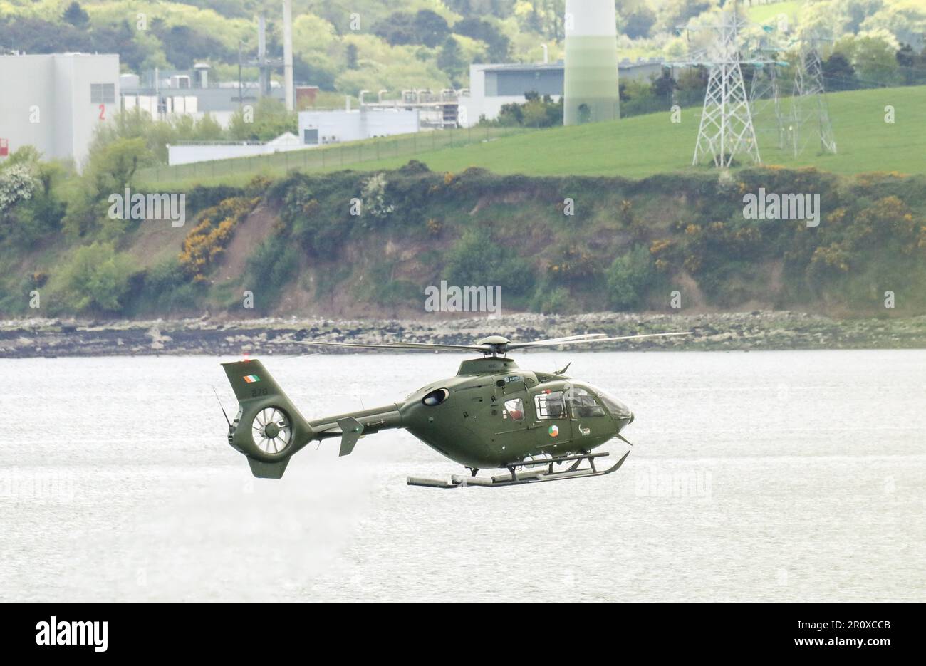 Cobh, Cork, Irlande. 09th mai 2023. Un Airbus H135 Hellecopter du corps d'aviation effectuant des exercices de bas niveau sur le port de Cobh, Co Cork, Irlande. - Crédit; David Creedon / Alamy Live News Banque D'Images