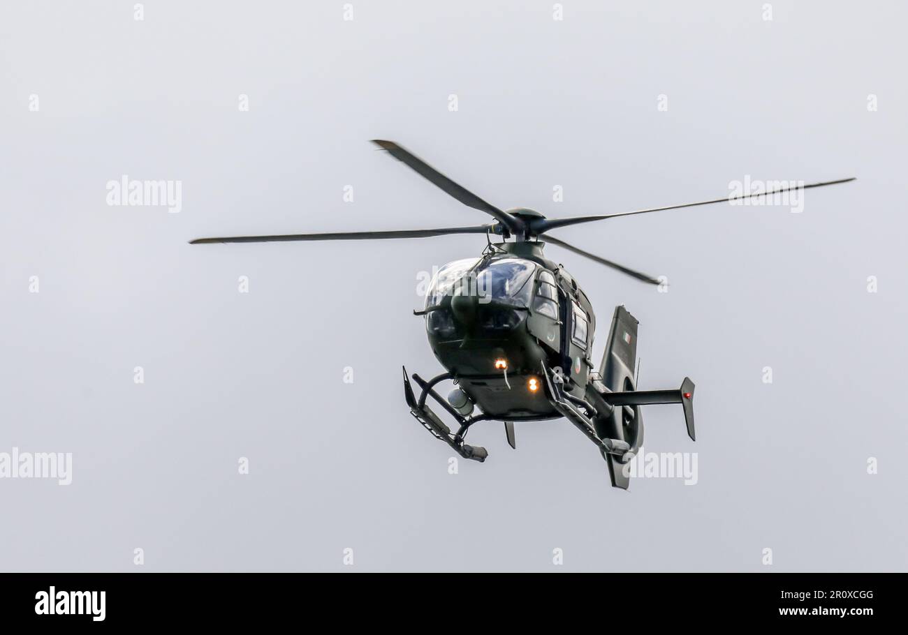 Cobh, Cork, Irlande. 09th mai 2023. Un Airbus H135 Hellecopter du corps d'aviation effectuant des exercices de bas niveau sur le port de Cobh, Co Cork, Irlande. - Crédit; David Creedon / Alamy Live News Banque D'Images