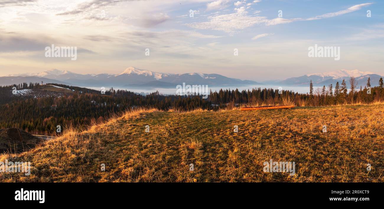 Tôt le matin des Carpates printemps paysage du plateau avec des sommets couverts de neige, loin de l'Ukraine. Banque D'Images