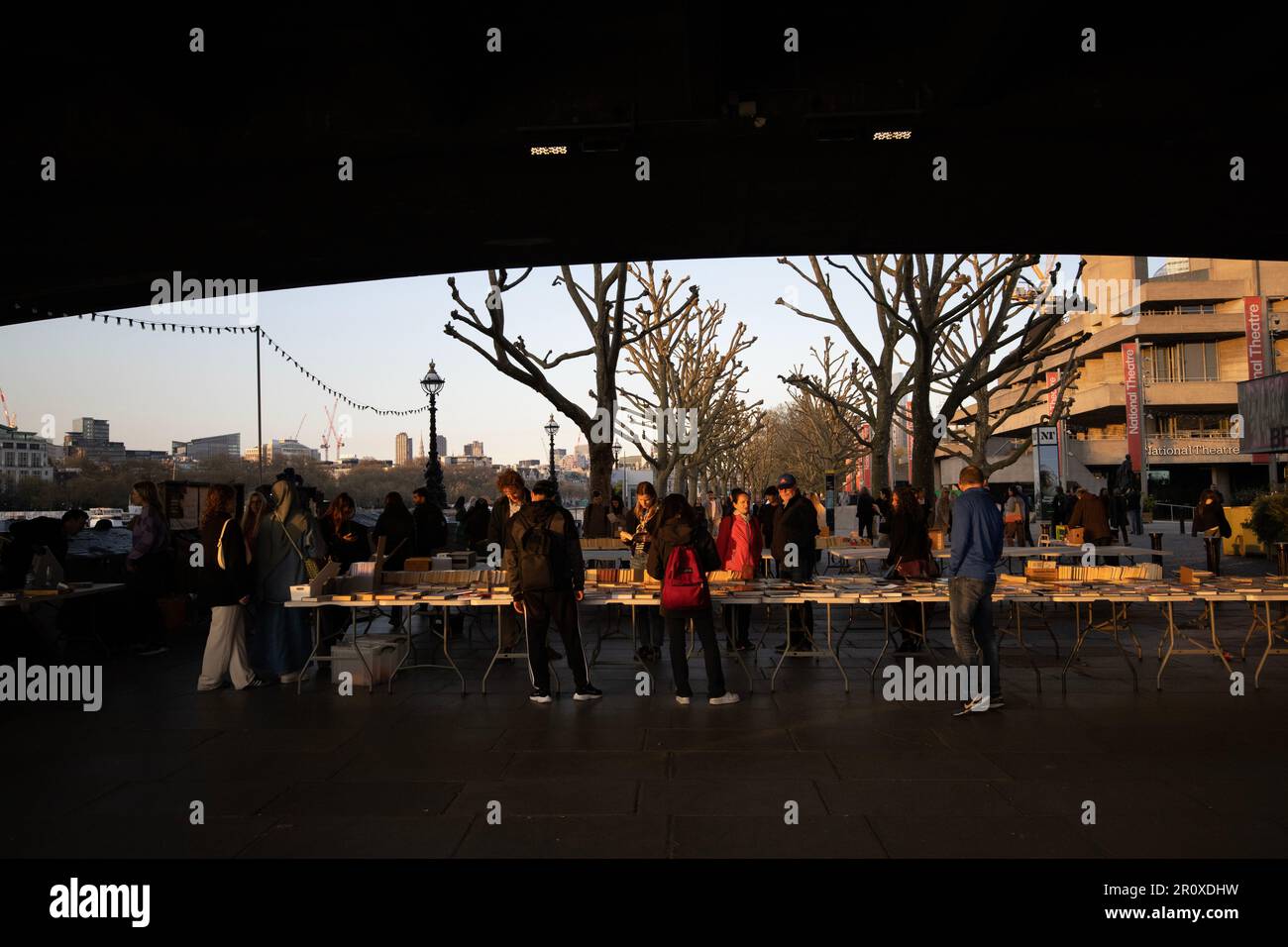 South Bank Book Market, les touristes s'arrêtent pour parcourir un marché de livres en plein air consacré uniquement aux livres situés sous le Waterloo Bridge, Londres, Royaume-Uni Banque D'Images