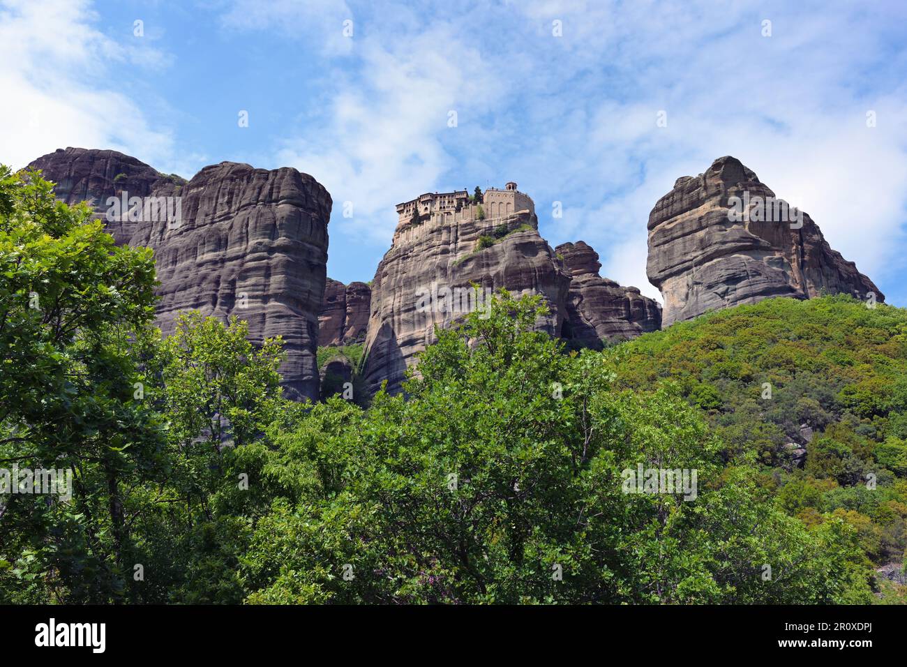 Les montagnes Meteora avec le monastère de Saint Varlaam au sommet de la falaise rocheuse au milieu, Grèce centrale, religion orthodoxe orientale, célèbre tou Banque D'Images