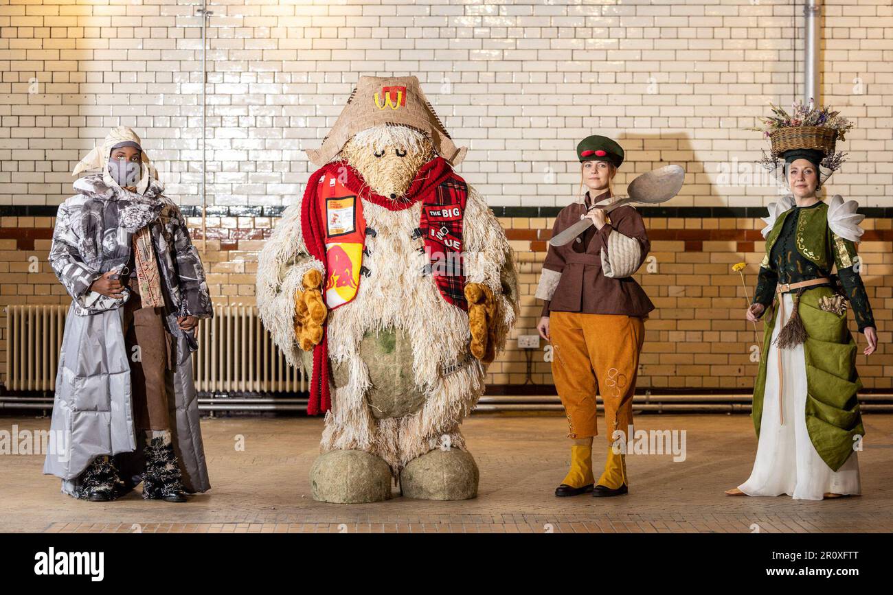 Edinburgh, Royaume-Uni. 10 mai 2023 en photo : de gauche à droite Une  sélection de costumes (personnage d'abord et concepteur second) affluent  (Holly Smith), Orinioco (Biz Sutton), Chicken Run (Esme Hodgson) et