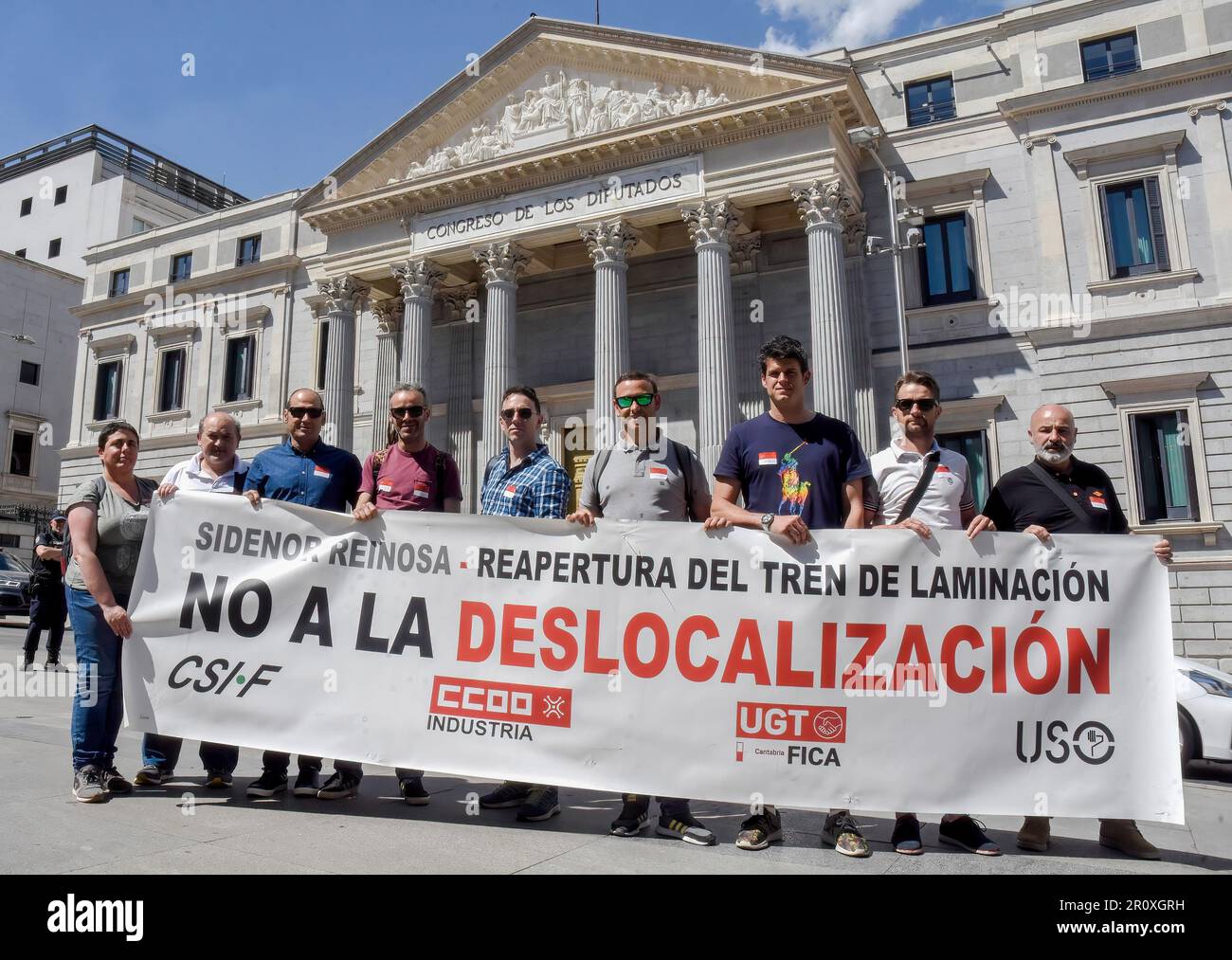 Madrid, Espagne. 09th mai 2023. Les représentants syndicaux de la région Cantabrique de Campoo tiennent une bannière devant le Congrès des députés avant de rencontrer les députés. Les chefs de l'industrie de la région Cantabrique de Campoo au Congrès des députés ont rencontré les chefs des partis : Parti populaire, Parti régionaliste Cantabrique, Parti socialiste ouvrier espagnol, et Unis nous pouvons, afin de résoudre les problèmes d'emploi de la région. Crédit : SOPA Images Limited/Alamy Live News Banque D'Images