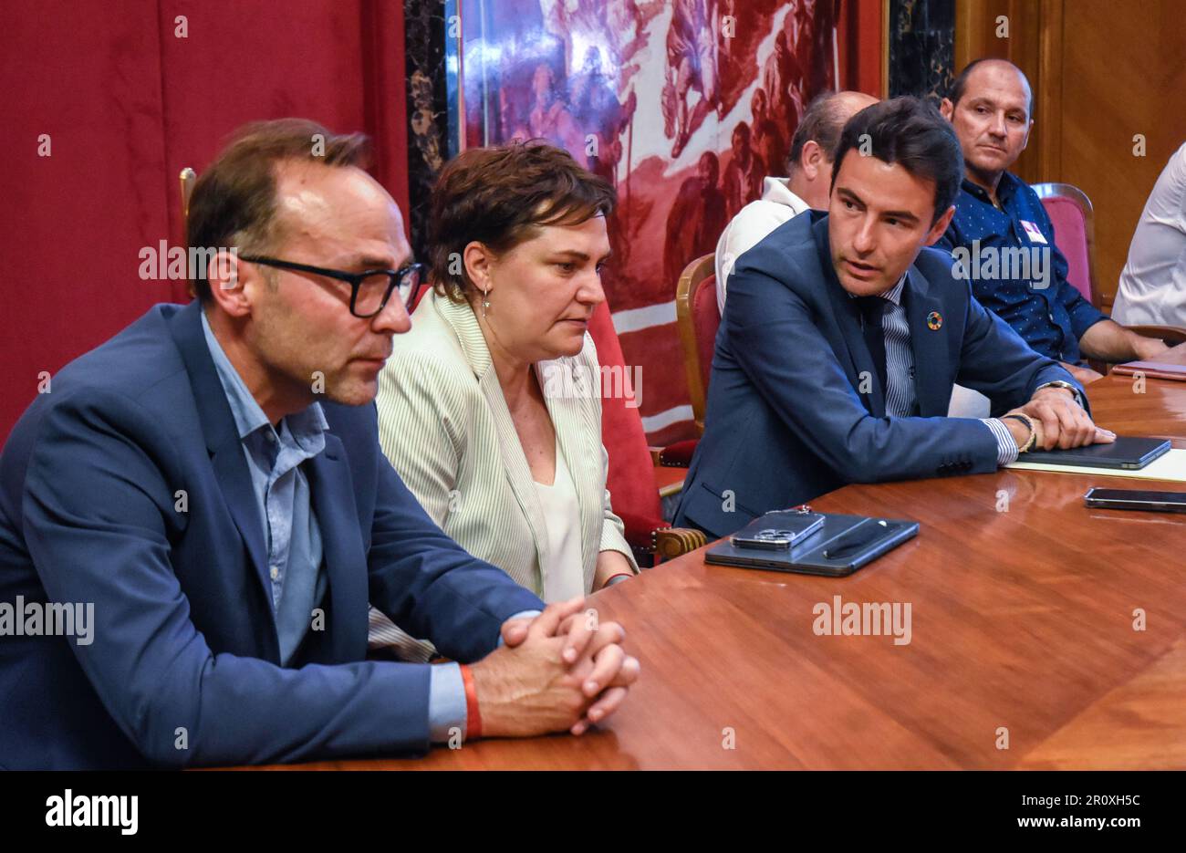 Le député Pedro Casares du Parti socialiste ouvrier espagnol (PSOE) prend la parole au cours de la rencontre avec les représentants syndicaux, Sergio Balbontin, Patri Blanquer, de l'industrie de la région cantabrique de Campoo. Les chefs de l'industrie de la région Cantabrique de Campoo au Congrès des députés ont rencontré les chefs des partis : Parti populaire, Parti régionaliste Cantabrique, Parti socialiste ouvrier espagnol, et Unis nous pouvons, afin de résoudre les problèmes d'emploi de la région. (Photo de Richard Zubelzu/SOPA Images/Sipa USA) Banque D'Images