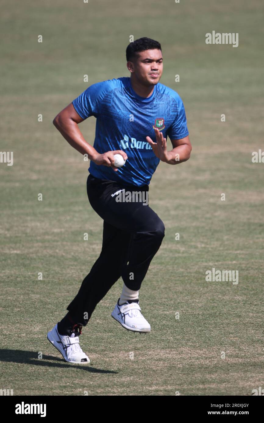 Le Cricketer bangladais Tashkin Ahmed participe à la séance de pratique de l'équipe nationale de cricket du Bangladesh, avant leur troisième ODI contre l'Inde à Zah Banque D'Images