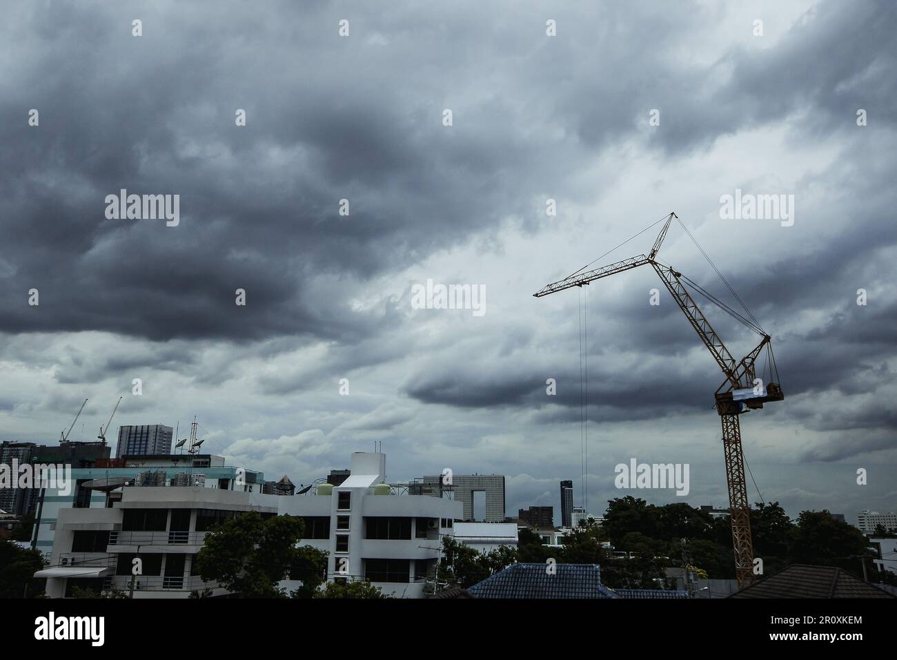 Une grande grue fonctionne par temps d'orage avant qu'elle ne pleure. Banque D'Images