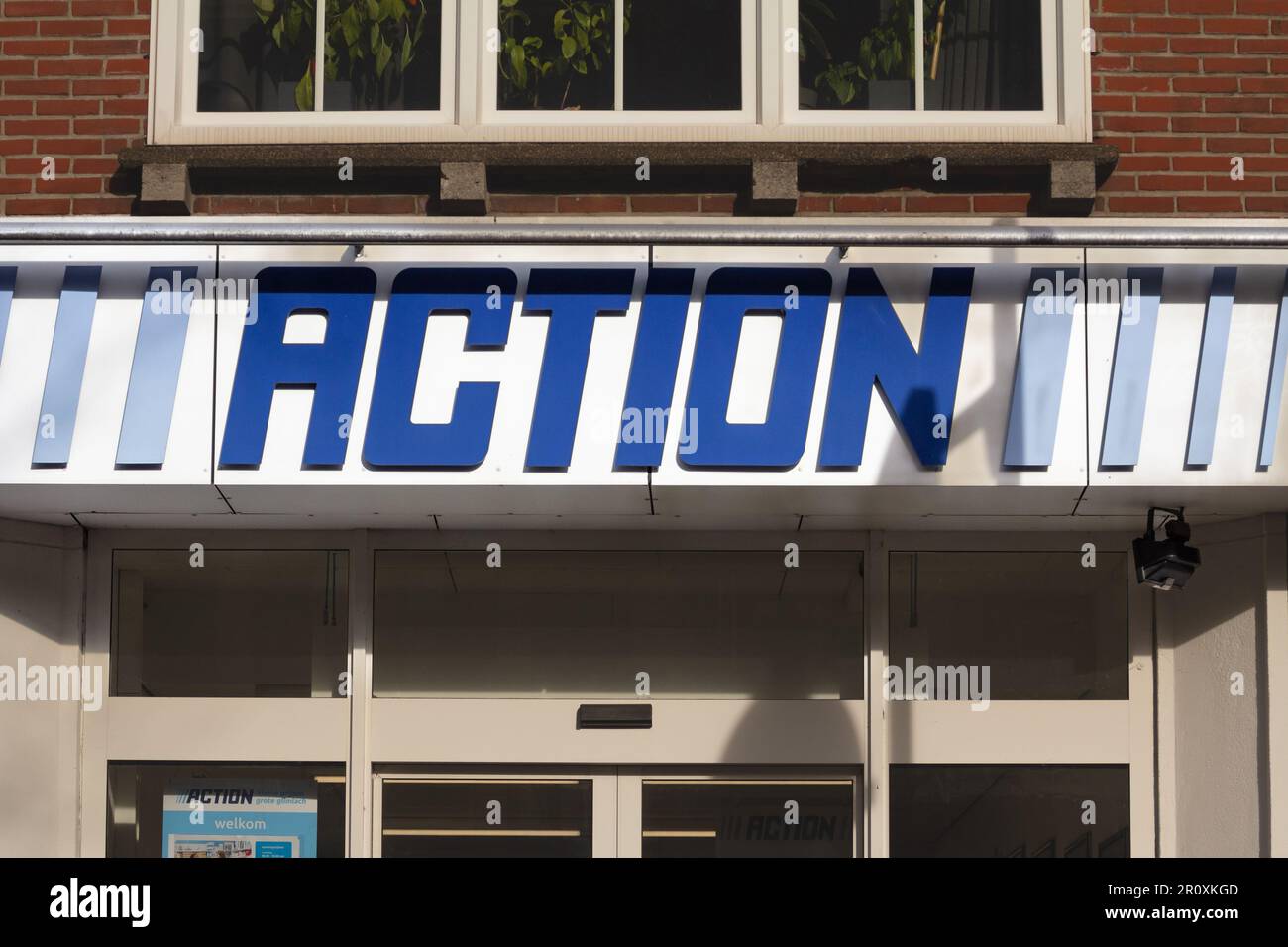 Photo d'un panneau avec le logo d'un magasin action à Vaals, pays-Bas.  Action est une chaîne de magasins à prix réduit internationale  hollandaise-française. Propriété différente Photo Stock - Alamy