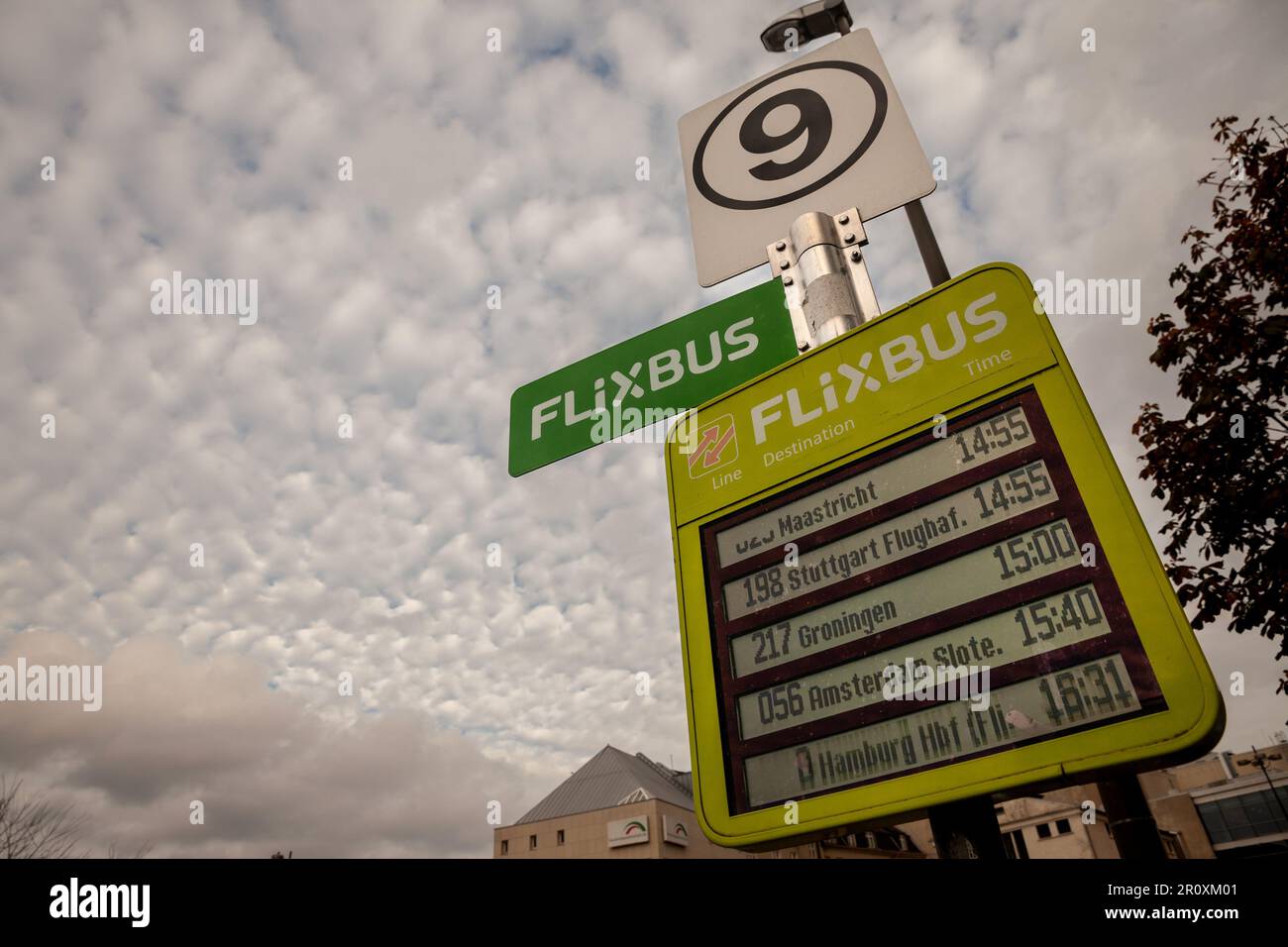 Photo d'un logo Flixbus sur une plate-forme à la gare routière de Dortmund, en Allemagne, avec diverses destinations. Flixbus, de l'allemand, est l'une des plus grandes co de bus Banque D'Images